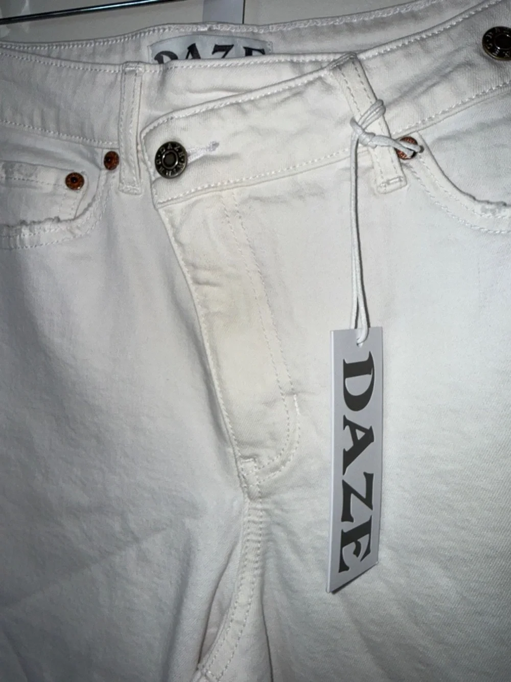 NWT DAZE Women’s Straight-Leg Marshmallow White Sundaze Crissover Jeans Size 26